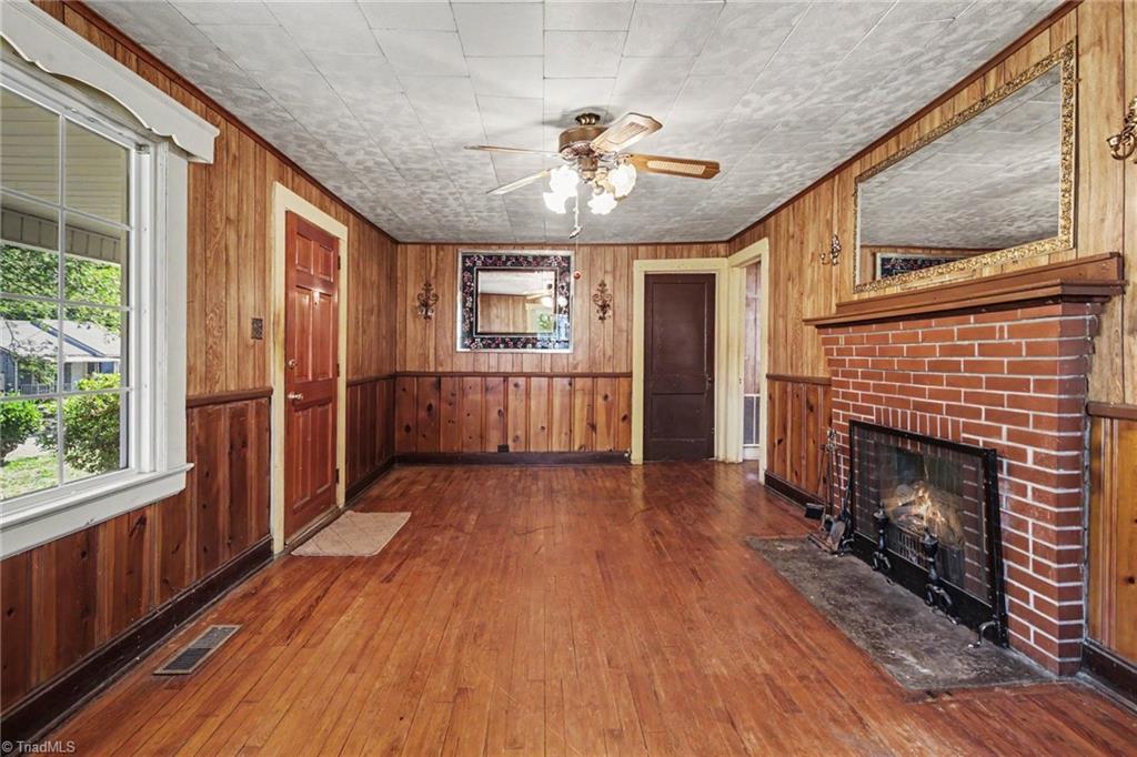 811 Cliffside Avenue High Point, NC 27260 - Photo 6 of 19 Living Room