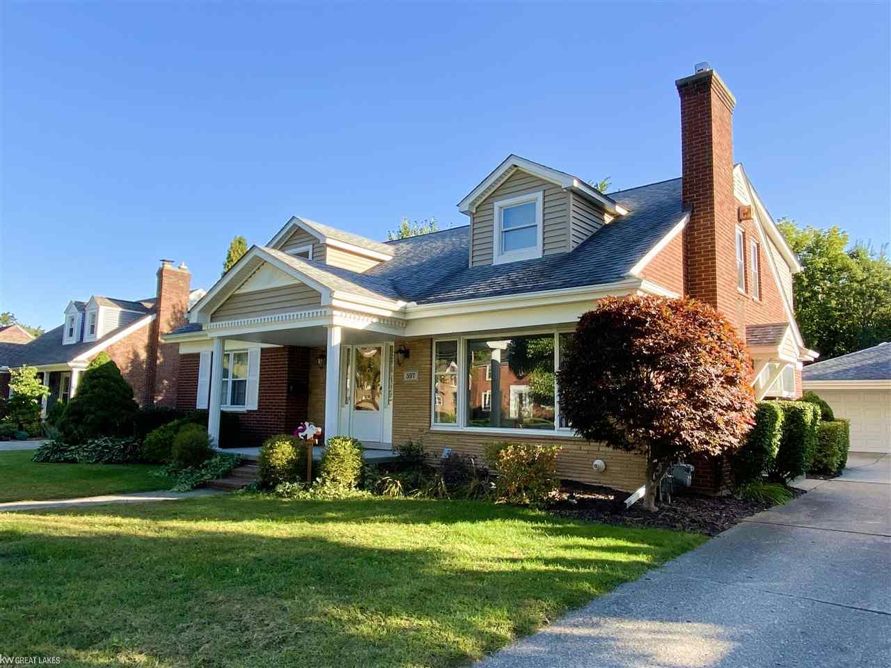 597 Roslyn Road Grosse Pointe, MI 48236 - Photo 4 of 36 50009447-3.JPG