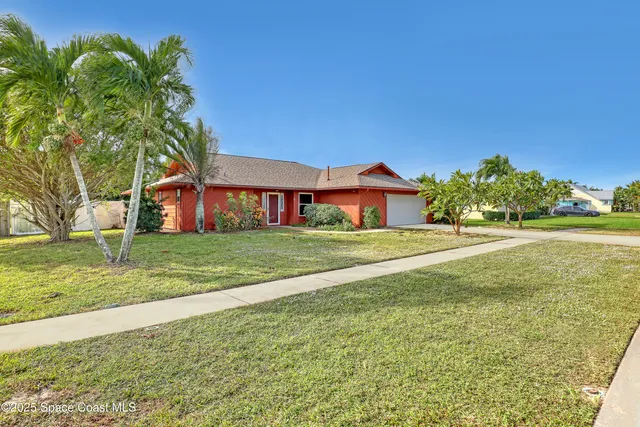 a front view of house with yard