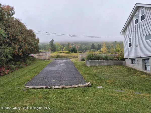 a view of a backyard