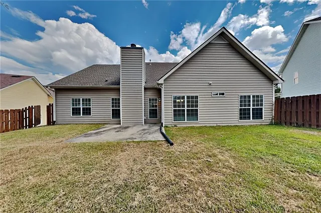 a view of a house with a yard