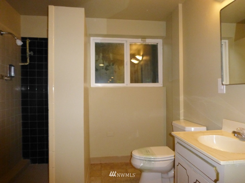 9012 Lake Steilacoom Point Road Southwest Lakewood, WA 98498 - Photo 12 of 15 Gallery Image 12