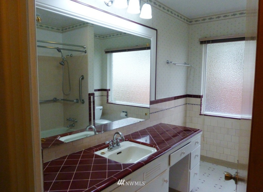 9012 Lake Steilacoom Point Road Southwest Lakewood, WA 98498 - Photo 7 of 15 Gallery Image 7