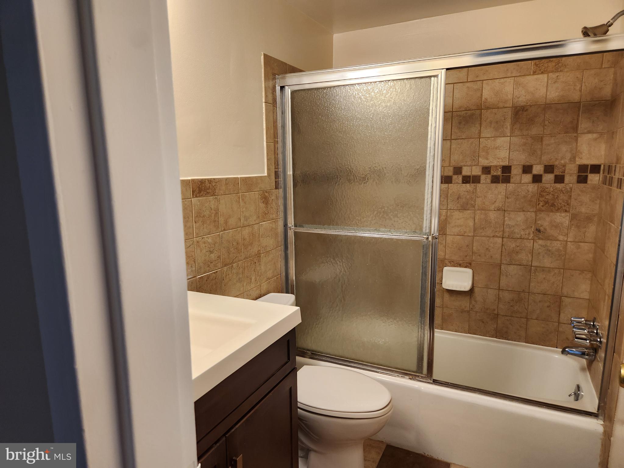 9900 Georgia Avenue, Unit 27218 Silver Spring, MD 20902 - Photo 21 of 30 Upstairs Hall Bath