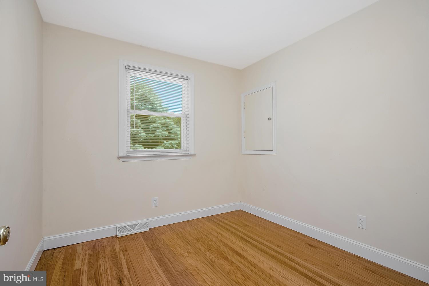 505 Blackstone Road Newark, DE 19713 - Photo 13 of 21 BD 3 - Hdwd flrs w/ closet & cubby storage