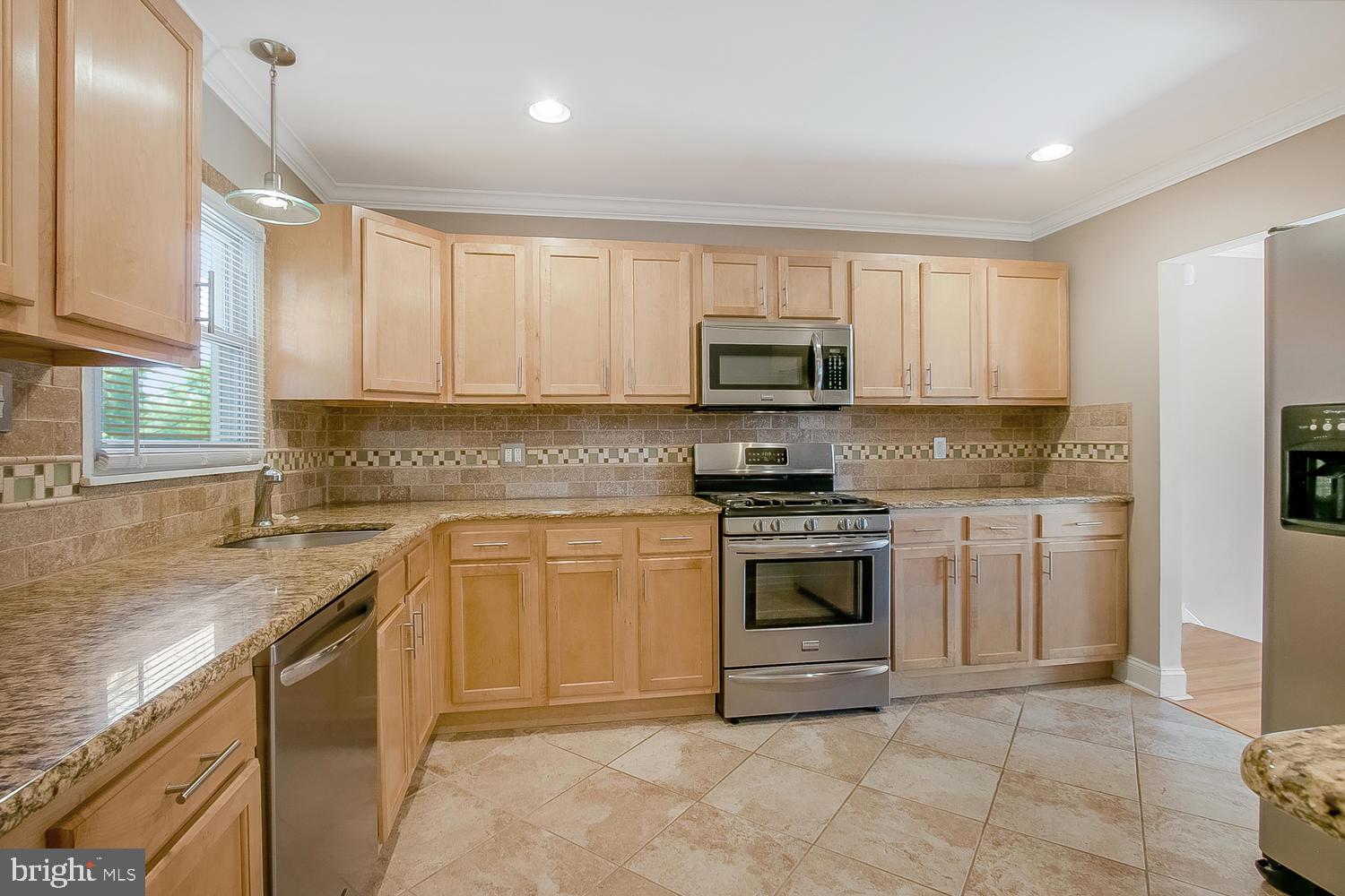 505 Blackstone Road Newark, DE 19713 - Photo 7 of 21 Ample storage space & recessed lighting