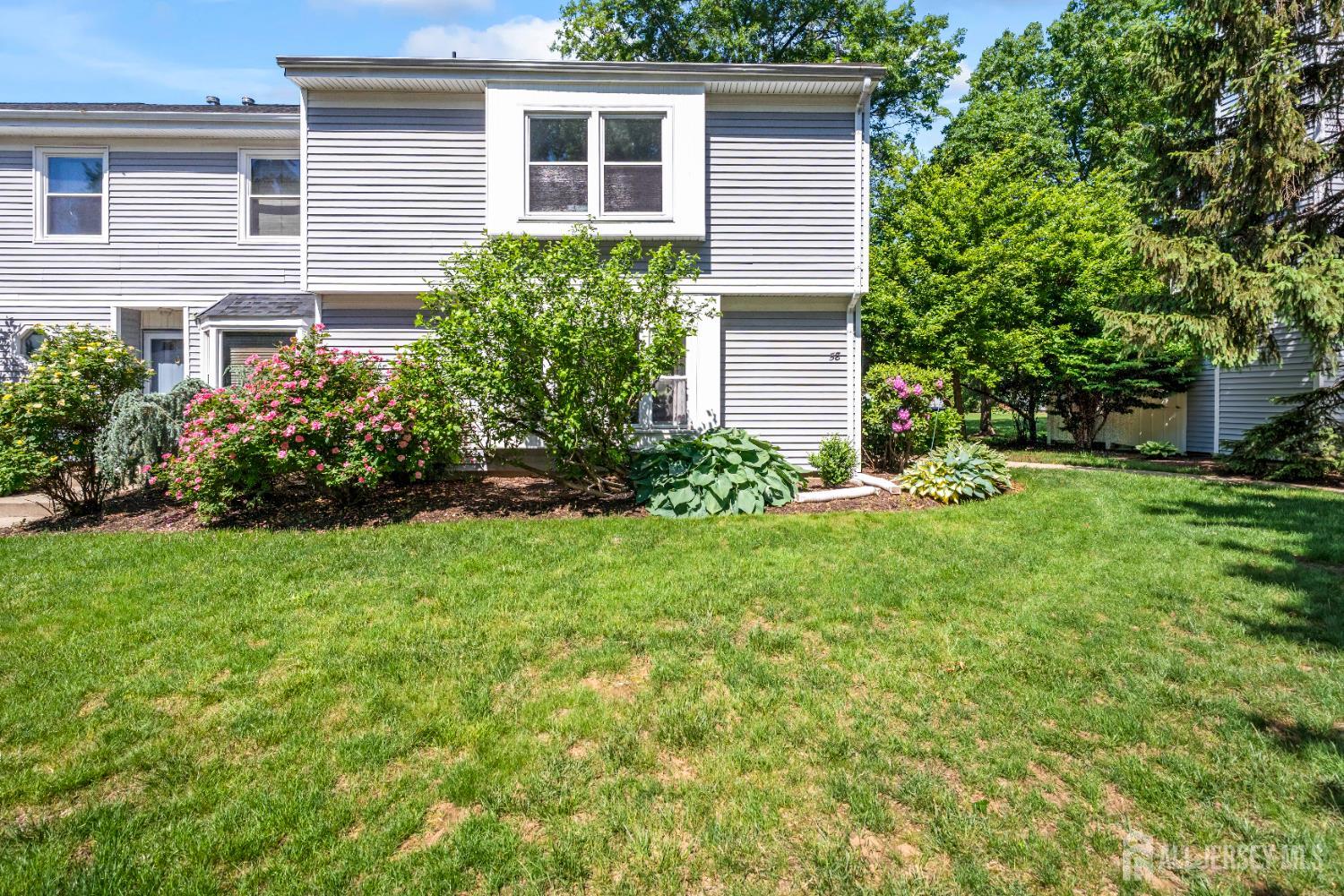 a view of a house with yard and plants