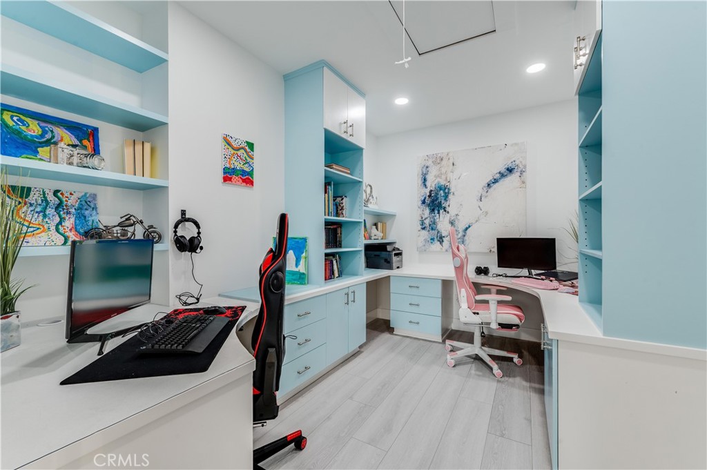 3890 Shadow Grove Road Pasadena, CA 91107 - Photo 26 of 63 a room with furniture and a flat screen tv