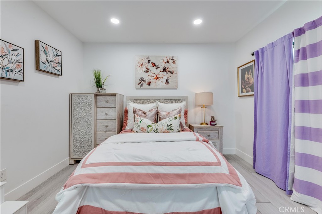 3890 Shadow Grove Road Pasadena, CA 91107 - Photo 34 of 63 a bedroom with bed and painting on the wall