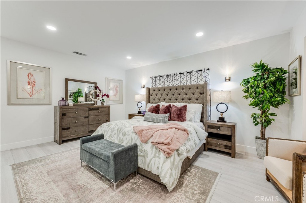 3890 Shadow Grove Road Pasadena, CA 91107 - Photo 38 of 63 a bedroom with a bed and a potted plant