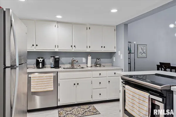 $2,400 | 2008 Jeanette Lane, Unit F, Springfield, IL 62702