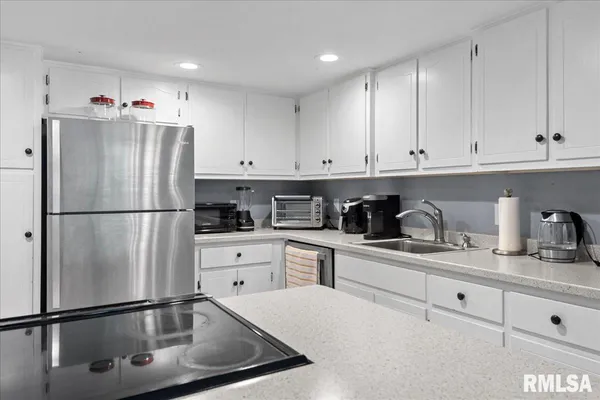 $2,400 | 2008 Jeanette Lane, Unit F, Springfield, IL 62702