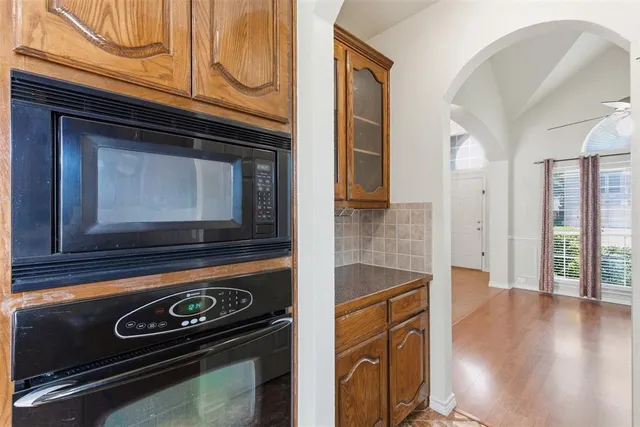 a view of stove top oven