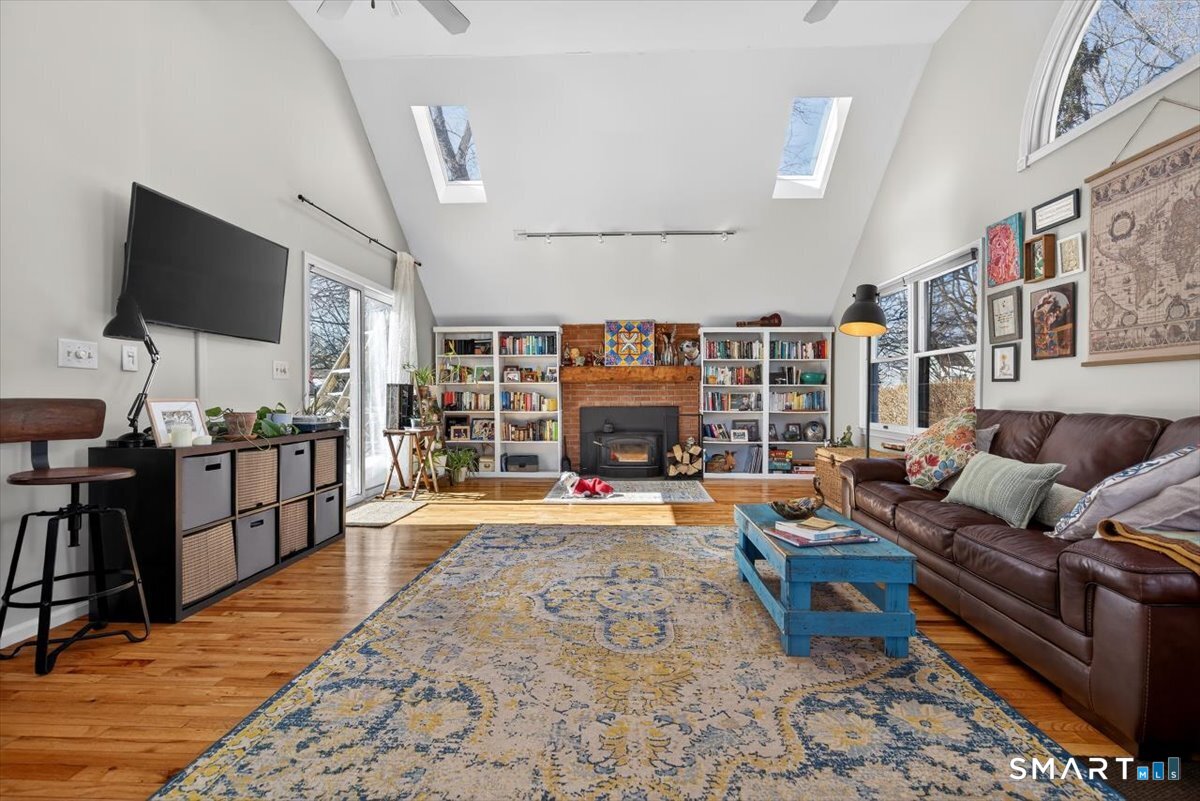 12 Pond Road Hamden, CT 06514 - Photo 4 of 35