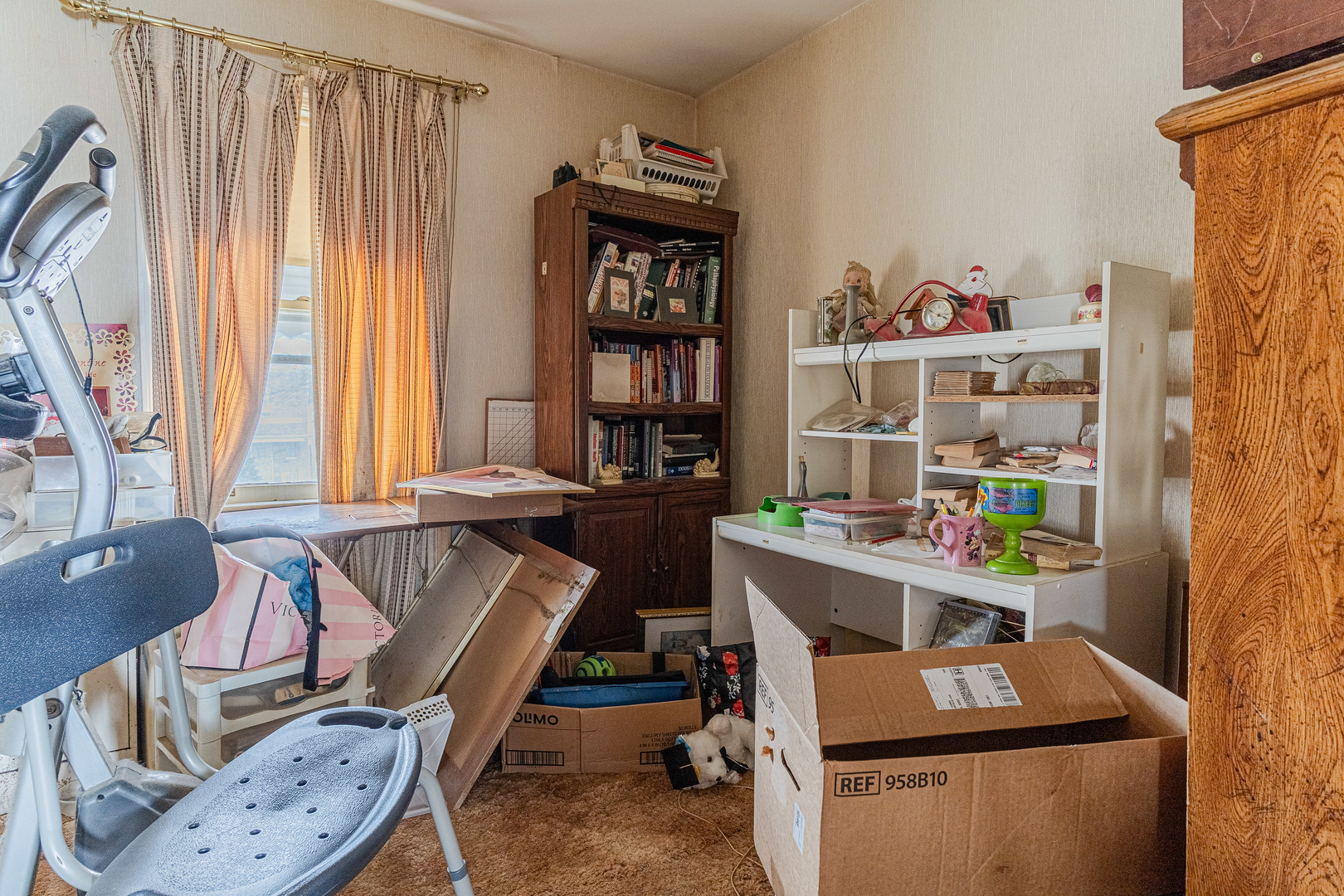 8026 South Fairfield Avenue Chicago, IL 60652 - Photo 10 of 18 a room with furniture and a window