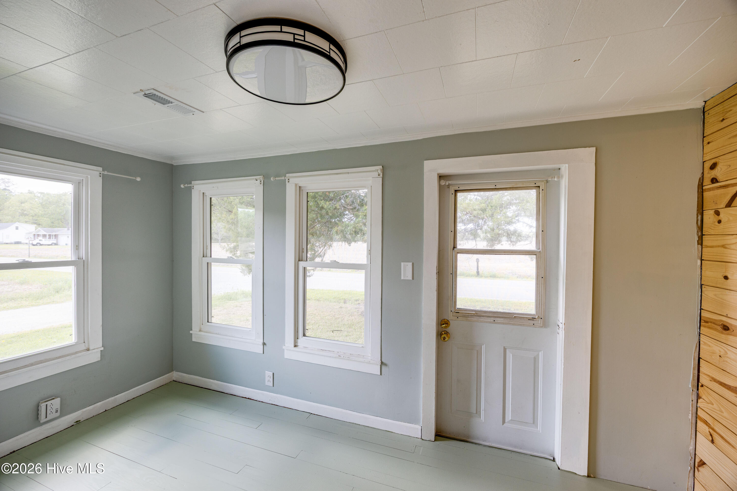 258 Main Street Pinetown, NC 27865 - Photo 10 of 39 FRONT FLEX ROOM