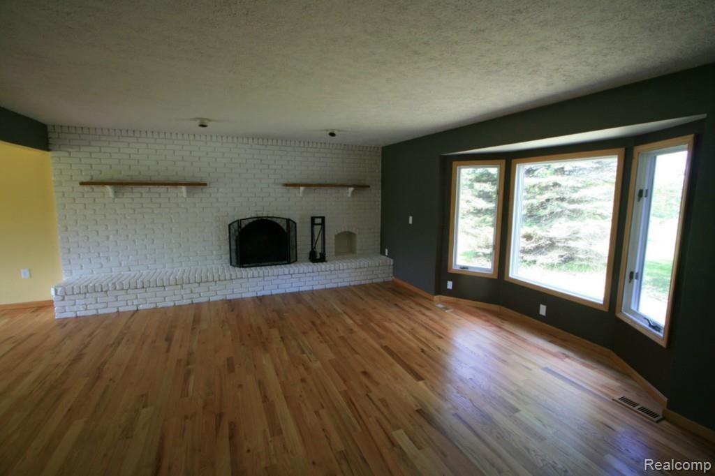8292 Douglas Road Pinckney, MI 48169 - Photo 7 of 21 IMG_6975 (Large).jpg