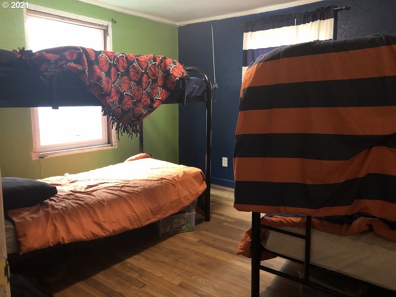 323 4th Avenue Riddle, OR 97469 - Photo 14 of 22 a bedroom with a bed and a window