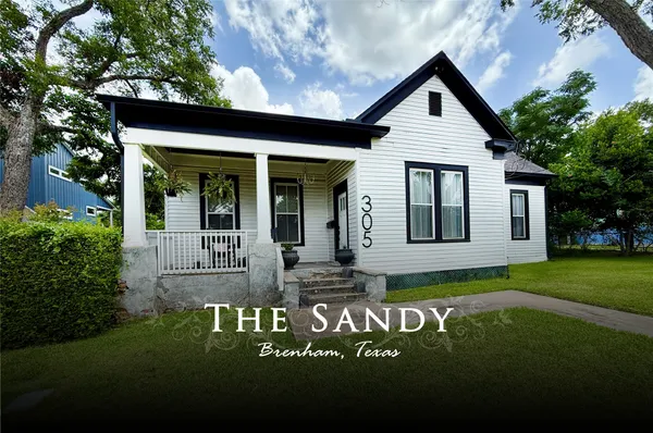 a view of a back yard of the house