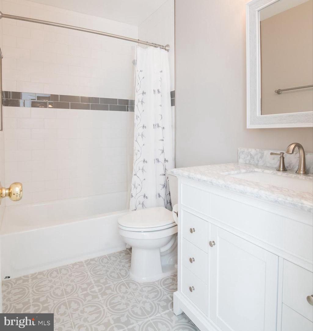 320 Deer Path Avenue Southwest Leesburg, VA 20175 - Photo 19 of 32 Pretty tile work and shelving in tub/shower combo