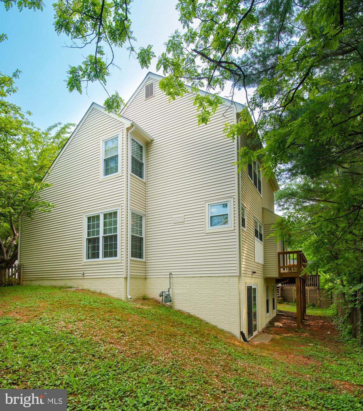 320 Deer Path Avenue Southwest Leesburg, VA 20175 - Photo 28 of 32 Right side view of home