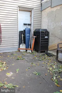 a view of a house with yard