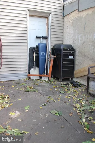 a view of a house with yard