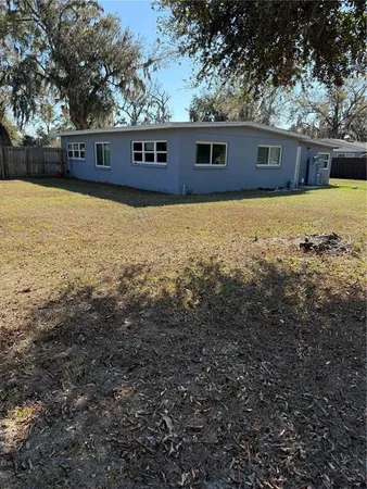 a view of a backyard