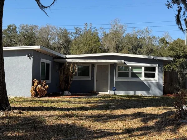 a view of a house with backyard