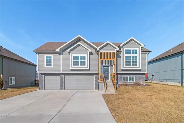 $429,900 | 904 Northwest Lindenwood Drive, Grain Valley, MO 64029