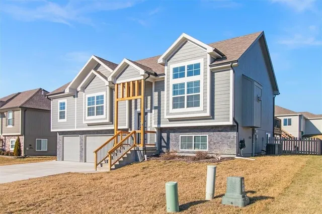 $439,900 | 904 Northwest Lindenwood Drive, Grain Valley, MO 64029