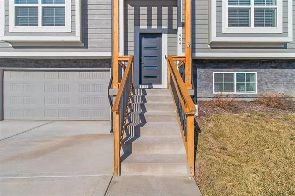 $419,900 | 904 Northwest Lindenwood Drive, Grain Valley, MO 64029