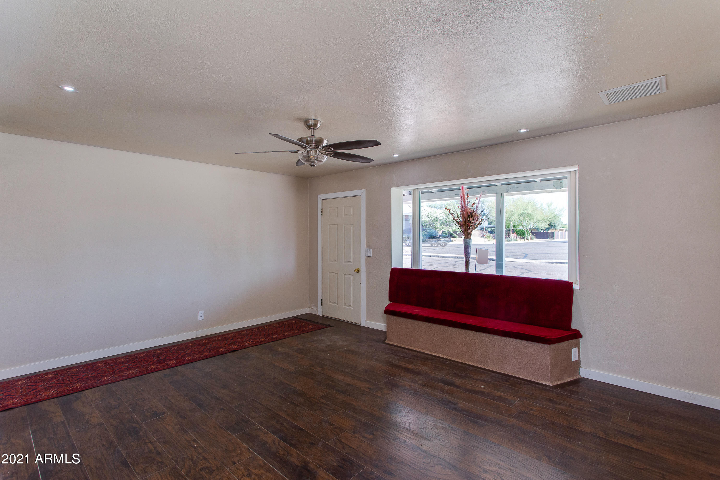 2940 West Cactus Road Phoenix, AZ 85029 - Photo 8 of 53 living room