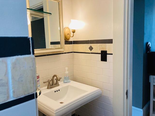 10 East Main Street Ellsworth, ME 04605 - Photo 34 of 45 Full bath, second floor.