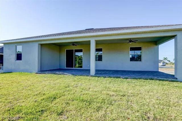 a view of front of a house with yard