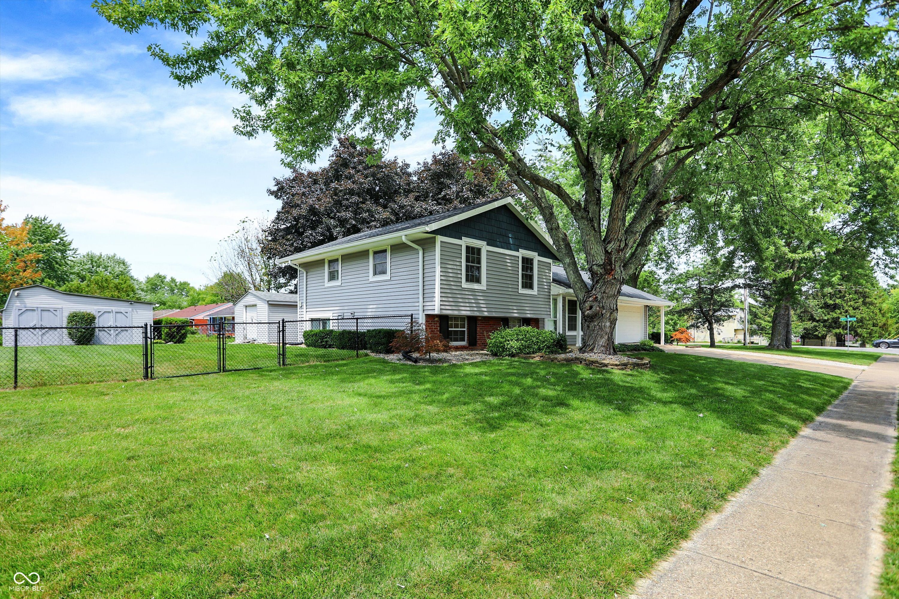 8014 Jeff Road Indianapolis, IN 46217 - Photo 4 of 53 Gallery Image 4