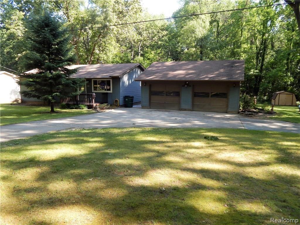 5860 Crandall Road Howell, MI 48855 - Photo 4 of 22 Front of home with circle drive