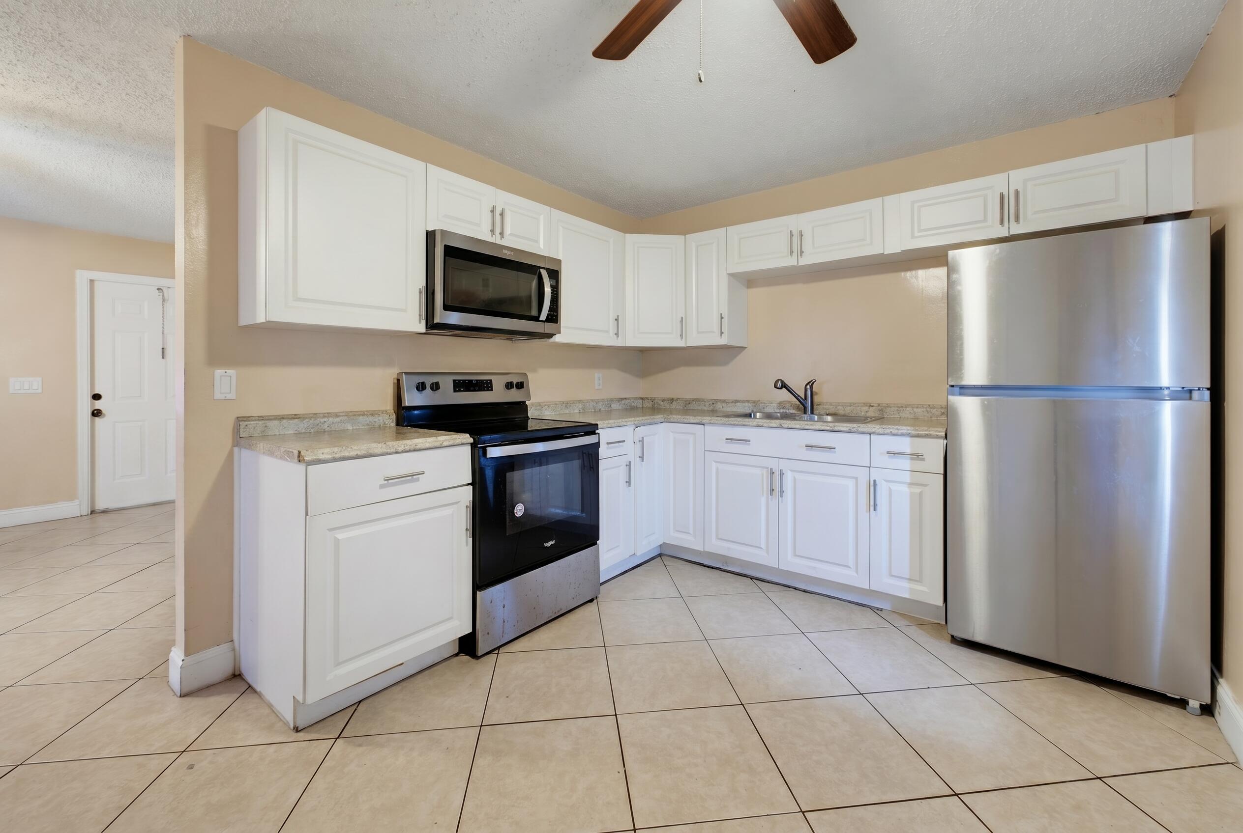 1525 West 17th Street Riviera Beach, FL 33404 - Photo 4 of 18 Woolf_1525_W_17th_declutter (7)