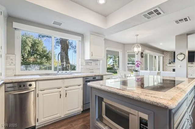 $1,325,000 | 2940 Crystal Bay Drive, Las Vegas, NV 89117