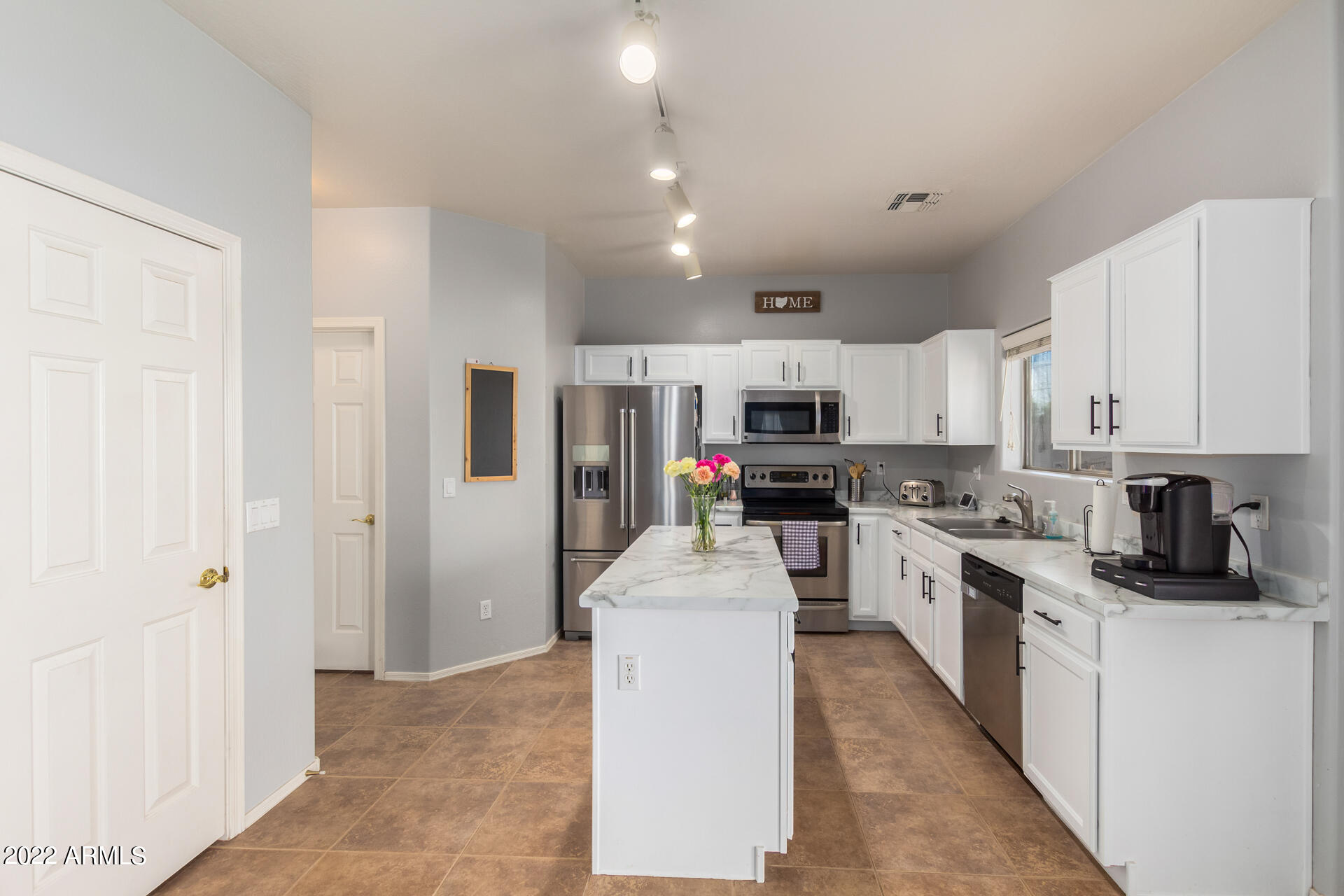 11010 West Griswold Road Peoria, AZ 85345 - Photo 4 of 15 Kitchen