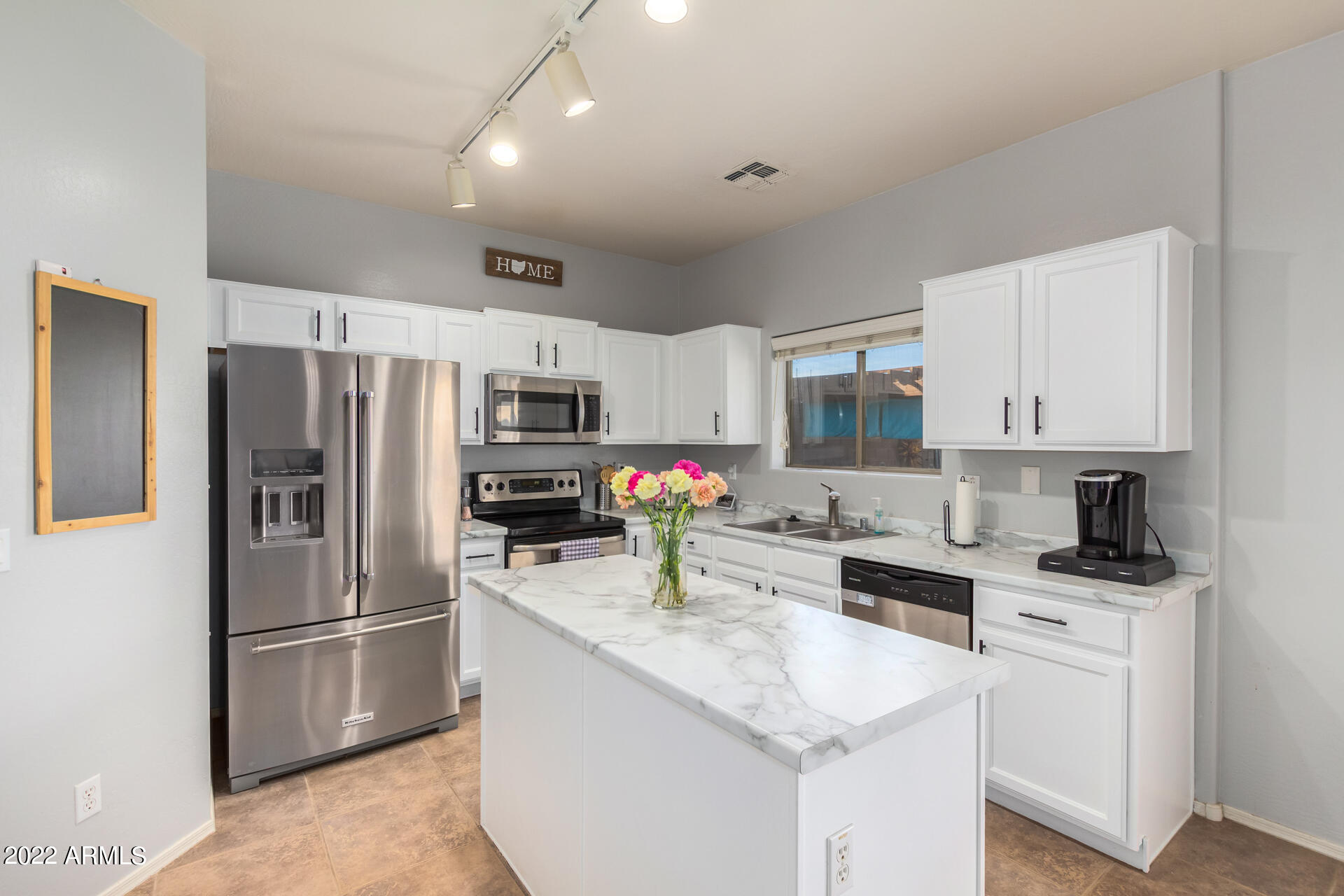 11010 West Griswold Road Peoria, AZ 85345 - Photo 5 of 15 Kitchen