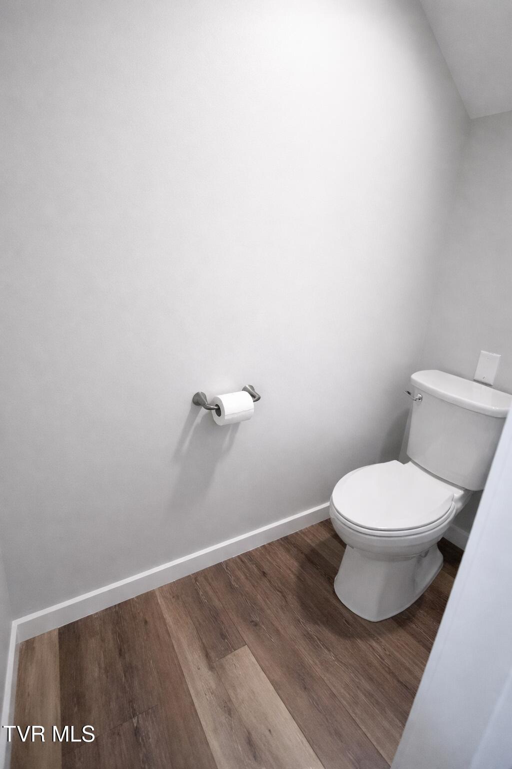115 Beechnut Street, Unit H7 Johnson City, TN 37601 - Photo 15 of 18 upstairs bathroom