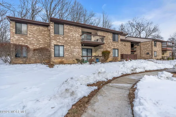 $2,300 | 160 Cross Slope Court, Unit J, Manalapan, NJ 07726