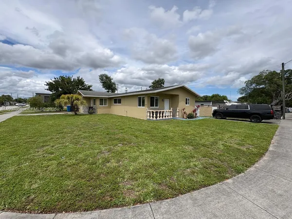 a view of a house with a yard