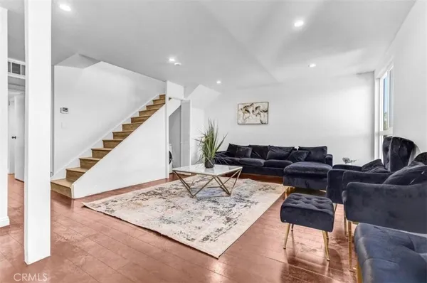 $475,000 | 6155 Reseda Boulevard, Unit 4, Tarzana, CA 91335