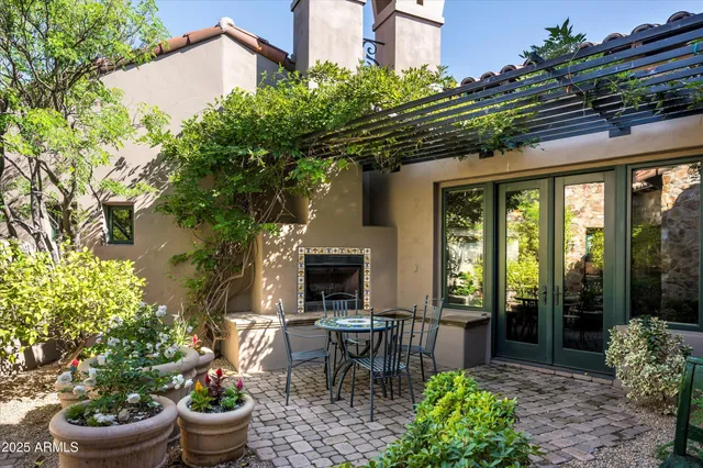a view of an entryway and livingroom in right side