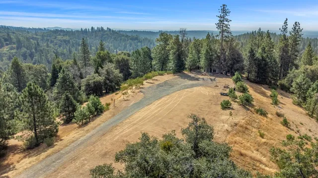 a view of a yard with a house