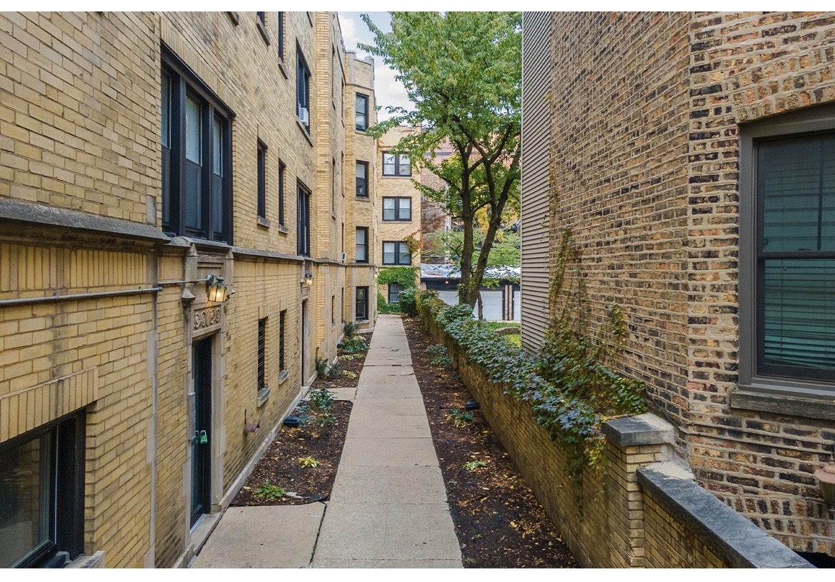 648.5 West Roscoe Street, Unit GD Chicago, IL 60657 - Photo 3 of 13