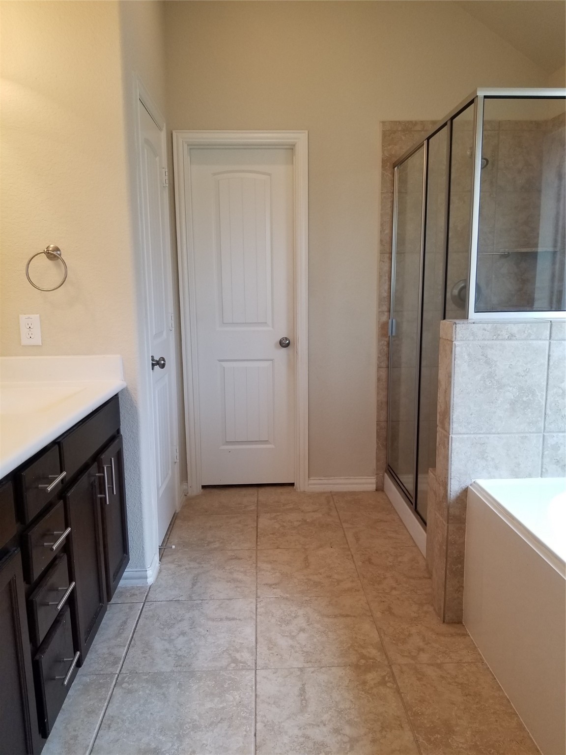 5217 Green Heath Lane Rosharon, TX 77583 - Photo 13 of 18 a view of a bathroom with bathtub
