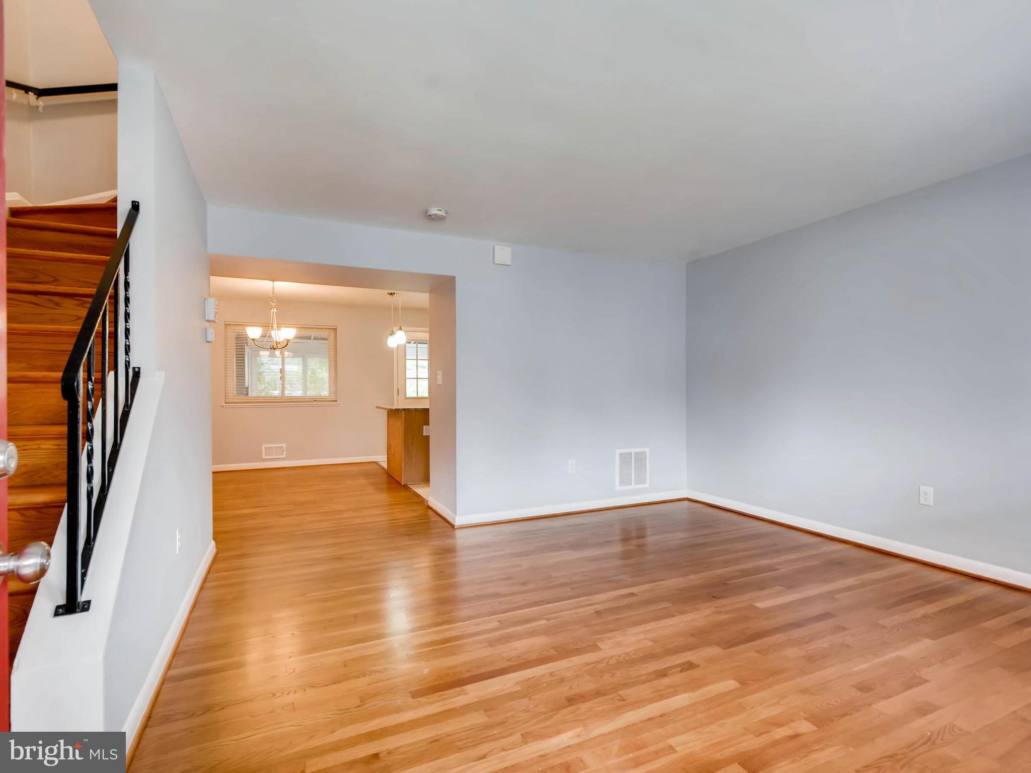613 Queensgate Road Baltimore, MD 21229 - Photo 6 of 30 Living Room